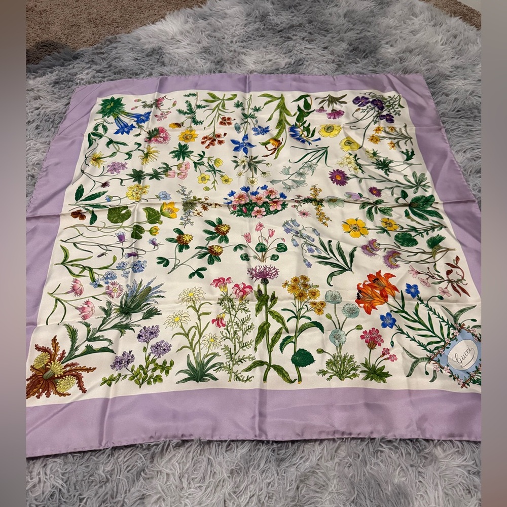 Excellent VINTAGE Gucci Flora silk scarf - 1960’s edition